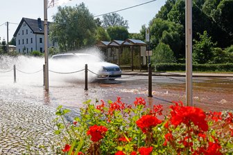 Wasserrohrbruch sorgt in Oberlungwitz für Behinderungen - Ein Wasserrohrbruch flutete am Donnerstagvormittag die Hofer Straße in Oberlungwitz.