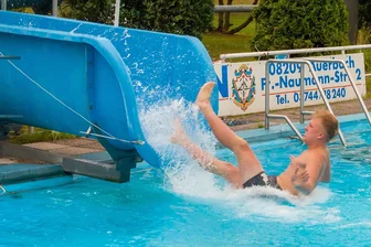 Wasserrutsch-Meisterschaft in Rebesgrün: Wer kann 10,020 Sekunden toppen? - Der 15-jährige Jan Süß aus Schreiersgrün stellte 2023 mit 10,020 Sekunden einen neuen Rutsch-Rekord auf. Wird er am Sonntag seinen Titel verteidigen?