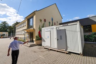 Wasserschaden an Schule in Waldenburg zwingt zur Improvisation: Zur Toilette geht es über den Hof - Die Container, in denen sich die Toiletten befinden, stehen auf dem Hof der Altstädter Grundschule in Waldenburg.