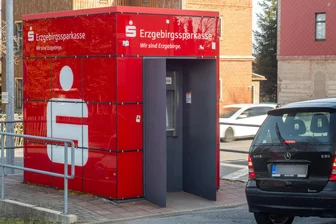 Wasserschaden behoben, Elektrik repariert: In Reitzenhain gibt es wieder Geld - Der Cube mit dem Geldautomaten und dem Kontoauszugsdrucker der Erzgebirgssparkasse in Reitzenhain.