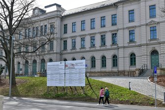 Wasserschaden im Amtsgericht Freiberg: Gutachten zur Ursache im Mai erwartet - Im historischen Amtsgericht Freiberg beginnen die Arbeiten nach der 32,6 Millionen Euro teuren Sanierung nach einem großen Schaden von vorn. Die Sitzungssäle sowie der Schwurgerichtssaal sind nicht direkt betroffen.