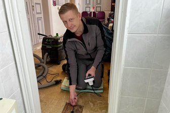 Wasserschaden im Schloss Wildenfels: Was bedeutet das für Hochzeiten und Veranstaltungen? - Sven Wilhelm untersucht den Wasserschaden in der Decke des Saals von Schloss Wildenfels.