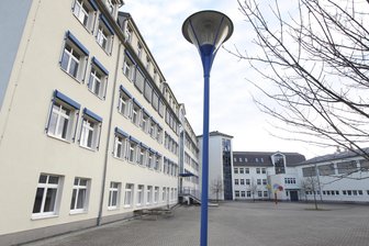 Wasserschaden in Weischlitzer Turnhalle: Wann die Neueröffnung geplant ist - Der Schaden an der Schulturnhalle in Weischlitz (rechts) soll bald behoben sein.