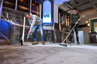 Wasserschaden: Wiedereröffnung des Café Meyers in Limbach-Oberfrohna muss verschoben werden - Die Neueröffnung des Café Meyers ist ein Familienprojekt. Gemeinsam mit seinem Sohn Fabian erledigt der neue Inhaber Sascha Baumann die noch notwendigen Handgriffe.