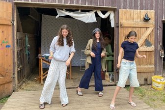 Wasserschänke, Fähre „Anna“ und Bergwerk Biensdorf: Welche Rolle die Ausflugsziele im Hoftheater Krumbach spielen - Zoe, Coco und Eva (von links) bei einer Theaterprobe im neuen Hoftheater Krumbach.