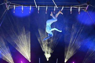 Wassershow im Zirkuszelt: „Freie Presse“ verlost Tickets für Zirkus Charles Knie in Plauen - Angela Martini zeigt beim Zirkus Charles Knie den „Skywalker-Act“.