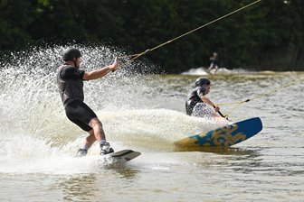 Wasserski, Kinderuni oder Bläserkonzert: Fünf Tipps für das Wochenende in Mittelsachsen - Wakeboarder freuen sich auf den Frühling in der Wasserskianlage in Rossau.