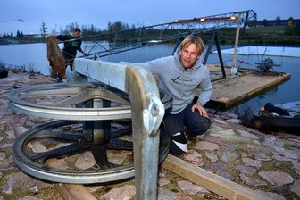 Wasserskianlage in Rossau wird modernisiert - Eintritt wird teurer - Jens Geißler von der Firma Wake-Concept begutachtet an der Wasserskianlage Rossau eine der Umlenkrollen, über die dann das Seil läuft.