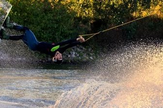 Wasserskianlage zu verkaufen: Erste Interessenten sind da - Für Ariano Blanik aus Rossau ist es die Hausbahn. Der 24-Jährige Profisportler war bereits Juniorenweltmeister und Weltcupsieger. 