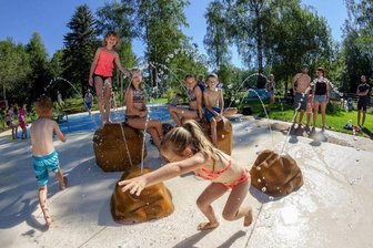 Wasserspielplatz im Freibad in Sehma eingeweiht - Am Samstag ist der neue Wasserspielplatz für die jüngsten Gäste der Anlage offiziell seiner Bestimmung übergeben worden.