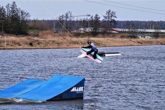 Wassersport und Ananas: Die neue Saison in der Pineapple-Wakeboard-Anlage beginnt - Lisa Wiedner aus Chemnitz fährt jetzt in ihrer vierten Saison Wakeboard und zeigte am Karfreitag ihr Können.