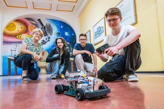 Wasserstoff treibt diesen Flitzer an: Schüler aus dem Erzgebirge gehen bei Grand Prix an den Start - Lehrerin Conny Mätzig, Merle Martin, Maximilian Sieg und Dominik Raake sind das Team vom Auer Gymnasium, das zum Wasserstoff Grand Prix in Chemnitz antritt.
