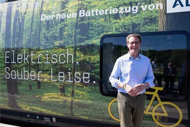 Wasserstoffzentrum: Verkehrsminister Scheuer weist Vorwürfe aus Sachsen zurück - Minister Andreas Scheuer (CSU) vor dem Batteriezug von Alstom. Mit ihm an Bord ging es von Annaberg-Buchholz nach Cranzahl. 