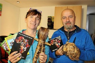 Wassertanks und Schulbänke für Uganda: Zwei Pausaer starten besondere Hilfsaktion - Annett und Michael Rischer zeigen eine Puppe und einen Ball, Spielzeug, welches die Kinder in Uganda selbst aus Bananenblättern basteln. Den Ball bekamen sie geschenkt.