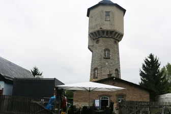 Wasserturm Syrau wird zur Pension: Wann beginnt der Umbau? - Der Wasserturm in Syrau. Die Kuppel wird erneuert.