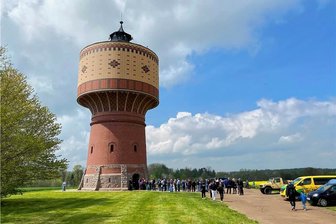 Wasserversorger feiert: Und die Leute stehen Schlange - Der weithin sichtbare Wasserturm in Mittweida gilt als eines der Wahrzeichen der Hochschulstadt. Das frühlingshafte Wetter lockte mehr als 400 Menschen an. Bis ein jeder von ihnen den Blick von der Aussichtsplattform des 39 Meter hohen Bauwerks genießen konnte, war Geduld gefragt. 