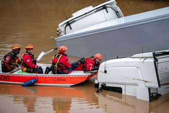 Wasserwacht-Chef nach 36-Stunden-Einsatz im Unwettergebiet: "Ich habe noch nie in so traurige Augen geblickt" - Einsatz der DRK Wasserwacht Düsseldorf im Hochwassergebiet in Arloff und Iversheim (Nordrhein-Westfalen).