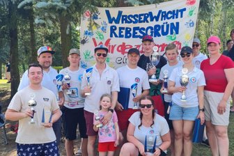 Wasserwacht in Feierlaune: Pokal im Dauerschwimmen geht ins Vogtland - Schwimmer der Wasserwacht holten zehn Einzel- und zwei Team-Pokale beim 24-Stunden-Schwimmen.