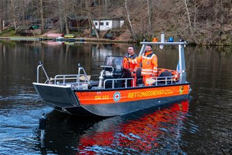 Wasserwacht rettet Wanderer aus Talsperre Kriebstein - An der Talsperre Kriebstein nutzt die DRK-Wasserwacht dieses Rettungsboot auch um verunglückten Wanderern zu helfen.