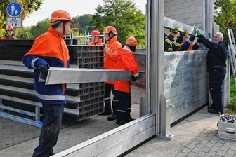 Wasserwehr baut in Rochlitz mobile Hochwasserschutzwand auf - Bei einer Übung der Rochlitzer Wasserwehr wurde am Samstag ein Teil der mobilen Hochwasserschutzwand aufgebaut.