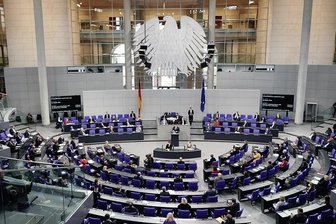 Wasserwerfer und hitzige Reden: Streit um neues Corona-Gesetz - Jens Spahn (CDU), Bundesminister für Gesundheit, spricht in der Debatte vor der Verabschiedung der Änderung des Infektionsschutzgesetzes , dem Gesetzes zum Schutz der Bevölkerung bei einer epidemischen Lage von nationaler Tragweite.