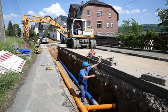 Wasserwerke investieren 2026 im Erzgebirge in zweistelliger Millionenhöhe ins Netz - Unter den Asphaltdecken der Straßen, wie hier in der Auer Straße in Schwarzenberg-Neuwelt, sind viele Versorgungsleitungen, wie beispielsweise für Trink- und Abwasser verlegt.