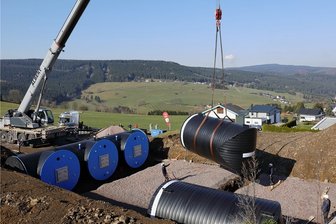 Wasserwerke lassen 300-Kubikmeter-Speicher in Breitenbrunn errichten - Baustelle mit Erzgebirgspanorama: An der Halbemeiler Straße in Breitenbrunn lässt der Zweckverband Wasserwerke Westerzgebirge einen Hochbehälter errichten. Die Schieberkammer (links) ist schon platziert. 