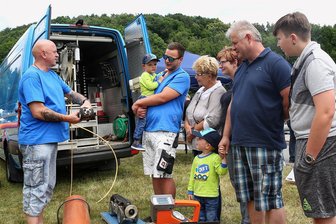Wasserwerke Westerzgebirge: 10. Wasserfest in Schwarzenberg bietet Information und Kurzweil - Die Wasserfeste der Wasserwerke Westerzgebirge in Schwarzenberg erfreuen sich stets regen Zuspruchs. 2018 erklärte Kanalinspektor Gert Wahl den Besuchern, welche Möglichkeiten das Kanal-TV-Fahrzeug bietet.