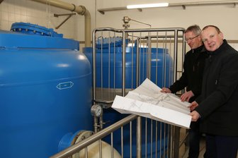 Wasserwerke Westerzgebirge investieren 2025 weitere gut 12 Millionen Euro in den Netzausbau im Erzgebirge - ZWW-Geschäftsführer Frank Kippig (r.) erläutert die Investitionspläne des Unternehmens für das Jahr 2025. Hier im Bild mit Thomas Herzig in der Kläranlage Langenberg.