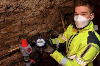 Wasserwerke Westerzgebirge investieren in Hightech-Zähler, Leitungsnetz und Co. - So sehen die Ultraschallwasserzähler aus. ZWW-Mitarbeiter Tom Herpich installierteine der letzten neuen Wasseruhren in Raschau. 