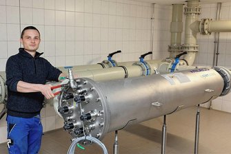 Wasserwerke Westerzgebirge: Mit ultraviolettem Licht gegen Keime - Anlagenmeister Benjamin Lorenz an der neuen Anlage zum Desinfizieren von Trinkwasser im Wasserwerk St. Katharina in Langenberg.