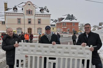 Wasserwerke Westerzgebirge: Wegen fehlender Fördermittel wird 2024 weniger gebaut - Straßenfreigabe Ende November nach einem komplexen Bauprojekt in Stützengrün – von links Frank Kippig, Geschäftsführer der Wasserwerke Westerzgebirge, Wolfgang Leonhardt, Vorsitzender des Wasserwerke-Zweckverbands, und Stützengrüns Bürgermeister Volkmar Viehweg.