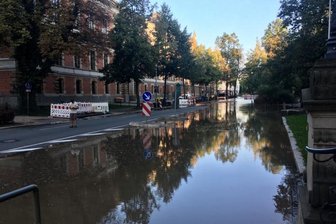 Wasserwerke Zwickau reparieren nach Havarie geborstene Leitung - Erneut Havarie an der Zwickauer Moccabar-Kreuzung: Teile der Innenstadt standen am Montagabend unter Wasser.