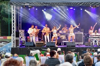 "Waterloo" in Rußdorf - Abba-Lieder und Badelatschen - Eine Musiker-Truppe aus Prag präsentierte auf der Bühne im Freibad eine Abba-Show mit den beliebten Liedern des Quartetts.