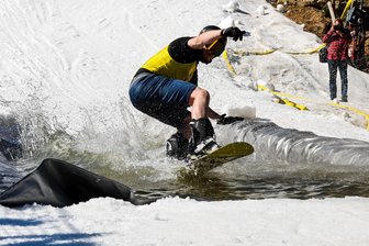 Waterslide-Contest im Schnee: Skisaison im Erzgebirge geht weiter - Pistengaudi im Erzgebirge: 29 Teilnehmer stellten sich dem Waterslide-Contest in Potůčky.