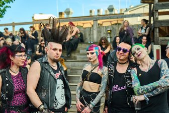 Wave-Gotik-Treffen startet mit Kim Wilde und 200 Künstlern - die Bilder vom Kultevent in Leipzig - Die schwarze Szene trifft sich zu Pfingsten in Leipzig. Es folgen weitere Bilder in unserer Galerie.