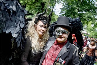 Wave-Gotik-Treffen: Wo ist Jürgen? - Gestern waren sie noch Frau Holweg und Herr Breuer: Steffi und Dirk aus Solingen beim Wave-Gotik-Treffen.