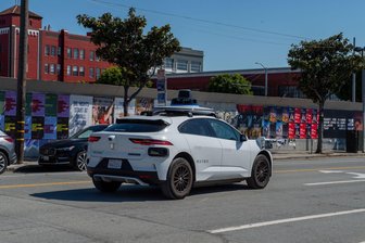Waymo-Robotaxis haben Problem mit überfluteten Straßen - Zunächst waren fahrerlose Waymo-Robotaxis vor allem in sonnigen Gegenden wie San Francisco unterwegs. (Archivbild)