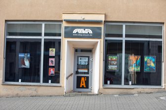 WBG-Komplex an der Plauener Bahnhofstraße: Wann kommt die Sanierung? - In den Schaufenstern der Plauener Bahnhofstraße 35 stellen Künstlerinnen aus. Eine Sanierung ist aktuell nicht in Sicht.
