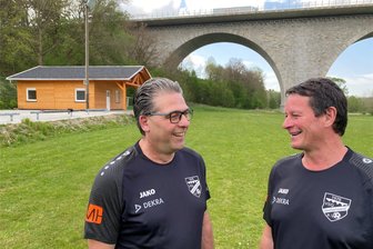 WC-Glück in Weißensand: Jetzt können die Fußballer-Frauen, wenn sie mal müssen - Freude nach sieben Jahren Kampf. Mario Behlau (links) und Jens Hoppe laden zur Einweihungs-Party am neuen Sozialgebäude ein. Bisher gab es am legendären Fußballplatz nur eine umgebaute Bauleiterbaracke - ohne Toiletten.