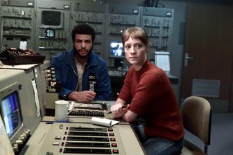 „We Live In Time“, „September 5“ und „Das Mädchen mit der Nadel“ neu im Kino - Leonie Benesch als Marianne Gebhardt und Marcus Rutherford als Carter in einer Szene des Films „September 5 – The Day Terror Went Live“.