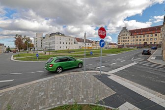 Weberbrunnen-Kreuzung in Meerane: Nach Neugestaltung fehlen nur noch die Bäume - Die Baumpflanzungen auf der rund 2800 Quadratmeter großen Fläche befinden sich in Vorbereitung.