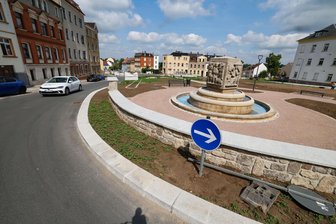 Weberbrunnen-Kreuzung in Meerane vor Verkehrsfreigabe: Am Millionenprojekt scheiden sich die Geister - Stadtauswärts rollt der Verkehr schon am Weberbrunnen vorbei. Stadteinwärts soll die Verkehrsfreigabe am Donnerstag erfolgen.