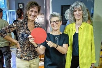 Webmaschinen als Computer-Vorläufer: Historische Schauweberei Braunsdorf lädt zu Brunch und Entdeckertour - Die Künstlerinnen Cornelia Zabinski, Kerstin Rößler und Simone Mende (von links) haben die Ausstellung "Ja-nein-ja-nein-ja..." in der Historischen Schauweberei Braunsdorf gestaltet. Foto: Hendrik Jattke/Archiv