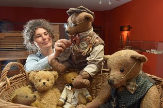 Webmuseum Oederan lädt zur Teddysprechstunde ein - Sonderausstellung im Museum „Die Weberei“ in Oederan: Michaela Kruse mit Teddy Friedolin.