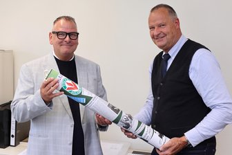 Wechsel an der Spitze der Volkssolidarität Westerzgebirge: Er ist der neue Chef - Symbolische Staffelstabübergabe bei der Volkssolidarität vom bisherigen Geschäftsführer Béla Ullmann (r.) an seinen Nachfolger Harald Faust.