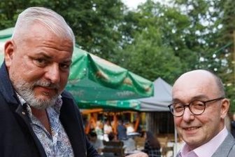 Wechsel an der Spitze des Rotary Clubs - Andreas Engert (l.) hat die Präsidentschaftsnadel an Holger Hampel weitergegeben. 