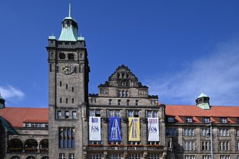 Wechsel an der Spitze: Heute OB-Wahlen in Chemnitz und Zwickau - Am Chemnitzer Rathaus wehen Fahnen mit Werbung für die Bewerbung zur Kulturhauptstadt Europas 2025.