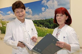 Wechsel an Spitze der Kliniken Erlabrunn - Katrin Scherf (r.) übernimmt von Sabine Schulz die Stelle der Ärztlichen Direktorin in den Kliniken Erlabrunn.