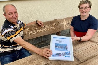 Wechsel auf der Trainerbank - Jens Tröger übergibt die Trainingsmappe an Nadine Tröger. 31 Jahre lang hat er die Skilangläufer des SV Stützengrün betreut. 